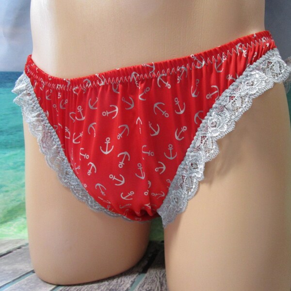 Bikini Anchors on Satin rouge, devant homme de taille moyenne, jambes en dentelle, tailles XXS-5X