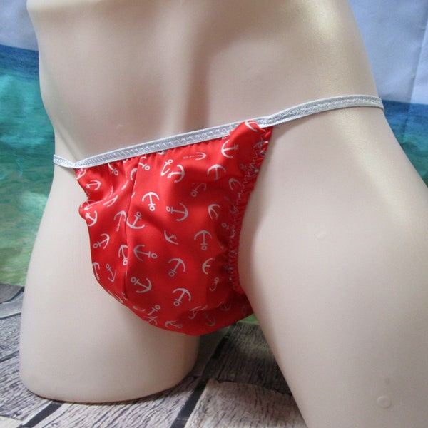 Bikini string en satin rouge Anchors on, grand devant homme profilé, tailles XXS-5X