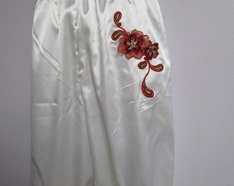 Größe 32-35" Pumphose aus weißem Satin, Höschen mit roter Rose – 8" Innennaht, Zwickel im Schritt
