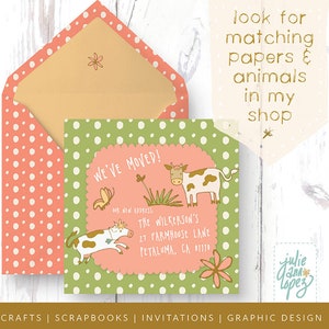 K&ouml;nnte beinhalten: Umzugskarte mit gr&uuml;nem Polka-Dot-Hintergrund und rosa Wellenrand. Die Karte zeigt Illustrationen von K&uuml;hen und einem Schmetterling mit dem Text &bdquo;WIR SIND UMGEZOGEN!&ldquo; und der neuen Adresse. Ein Umschlag mit passendem rosa Polka-Dot-Muster ist enthalten.