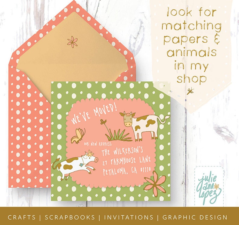 K&ouml;nnte beinhalten: Umzugskarte mit gr&uuml;nem Polka-Dot-Hintergrund und rosa Wellenrand. Die Karte zeigt Illustrationen von K&uuml;hen und einem Schmetterling mit dem Text &bdquo;WIR SIND UMGEZOGEN!&ldquo; und der neuen Adresse. Ein Umschlag mit passendem rosa Polka-Dot-Muster ist enthalten.
