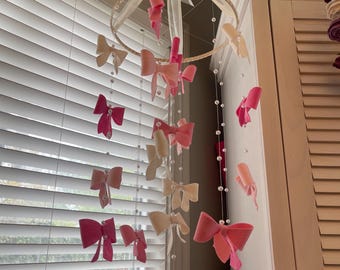 ¡Nuevo! Móvil colgante para habitación infantil con lazos y perlas para bebé niña.
