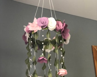 Mobile floral pour bébé fille Violets doux, roses, blancs Mobile fleurs en feutre | mobiles roses | décoration suspendue pour chambre de fille | mobile bébé fille |