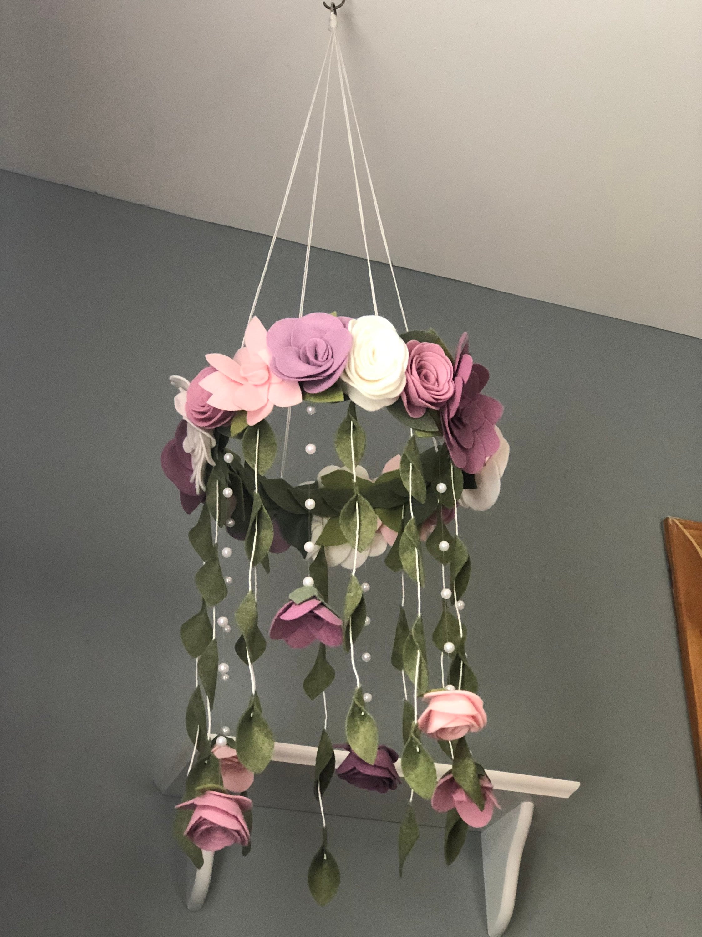 Mobile floral pour bébé fille Violets doux, roses, blancs Mobile fleurs en feutre | mobiles roses | décoration suspendue pour chambre de fille | mobil
