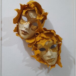 Maschere fatte a mano, realizzate con carta e lana. Il viso è fatto con la carta e i capelli con la lana. Fantastico decoro per la tua casa e la parete.