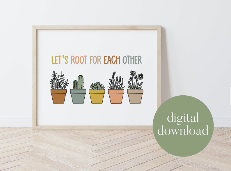 Pu&ograve; includere: Una stampa d'arte da parete stampabile con il testo "Let's Root For Each Other" e una fila di cinque piante in vaso di vari colori. La stampa &egrave; incorniciata in una cornice di legno chiaro e ha un'etichetta di download digitale.