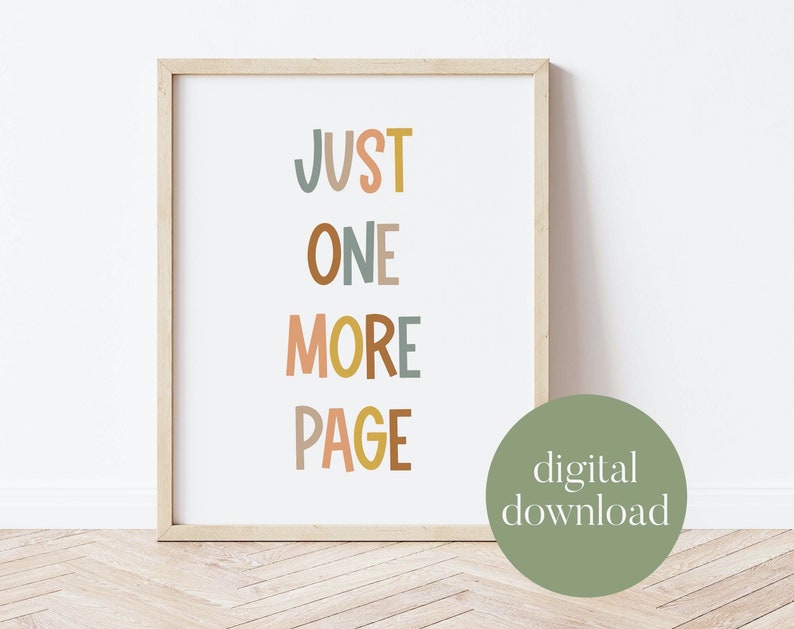 K&ouml;nnte beinhalten: Ein digitaler Download eines druckbaren Wandbildes mit dem Text "JUST ONE MORE PAGE" in bunten, verspielten Buchstaben. Der Text befindet sich in einem hellbraunen Rahmen vor wei&szlig;em Hintergrund.