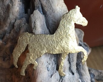 Pin de caballo. Latón martillado.