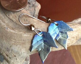 Pendientes de hoja de arce Blue Titanium con puntas de color verde claro