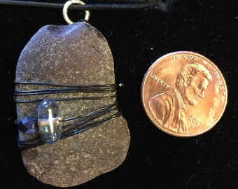 Colgante de vidrio de mar envuelto en alambre, marrón con cuentas de vidrio gris y alambre negro