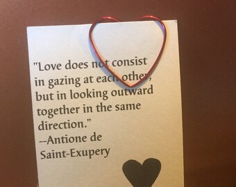 Marcador de corazón en alambre rojo con tarjeta / cita.