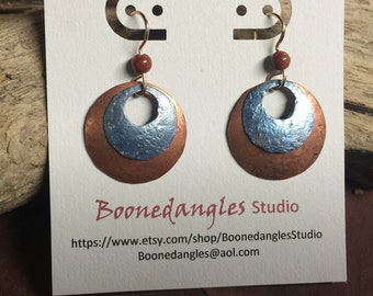 Pendientes de cobre y titanio anodizado "azul hielo" sobre aros rellenos de oro.