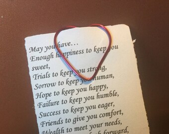 Marcadores de alambre en forma de corazón.  Cable rojo.