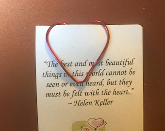 Marcador de alambre rojo en forma de corazón