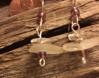 Pendientes de gota de vidrio de mar (blanco con cuentas de color ámbar / marrón y transparente) - Auriculares de ley