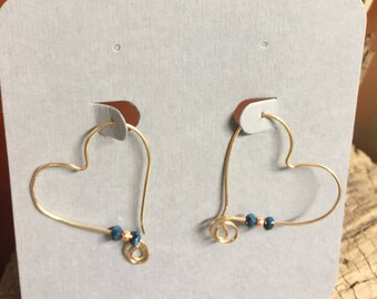 Pendientes de corazón.  Oro relleno O Sterling con cuentas de acento.