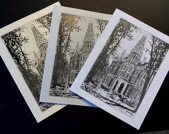 5 tarjetas de notas de East College - Universidad DePauw. Arte de Garret J. Boone. Paquetes de un solo color. De izquierda a derecha en la foto: crema claro, gris claro, blanco.