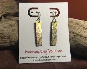 Pendientes de titanio anodizado con varillas de niobio hipoalergénicas. Color mostaza con reflejos azules.