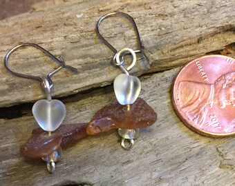 Pendientes de cristal de mar (marrones) con cuentas de corazón en alambre de titanio.