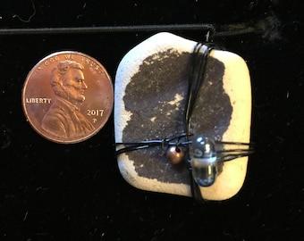 Colgante Sea Pottery envuelto en alambre negro con cuentas