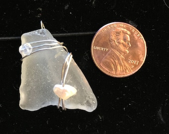 Colgante de vidrio de mar envuelto en alambre con perlas y cuentas de vidrio, envuelto en alambre de plata