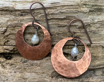 Pendientes de rosquilla de perlas de cobre y semillas