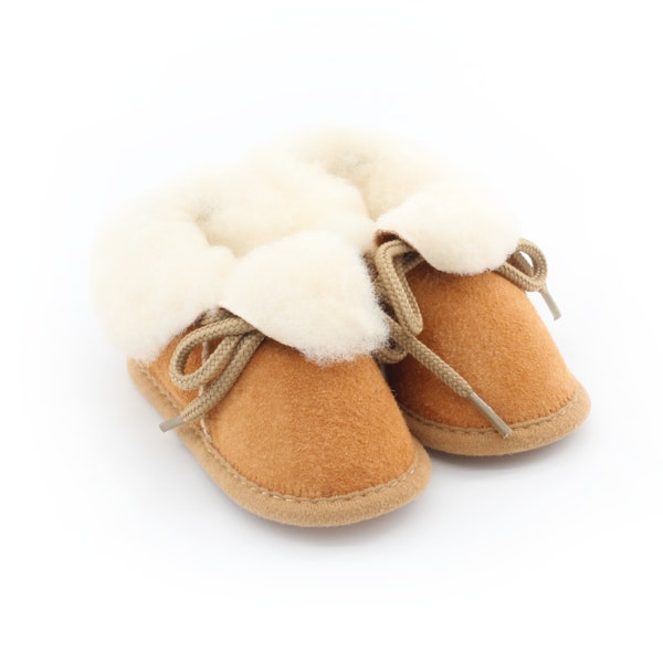 Chaussons bébé beiges en peau de mouton