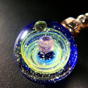 Twisted Space Glasanhänger, einzigartiges Geschenk , SpaceBlown Glasuniversum Anhänger 1 Zoll, Glaskuppel, Planet Sterne, Nachthimmel Galaxie Halskette,