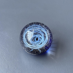 傷のある銀河ガラス大理石 38.7 mm – 手作りの宇宙球、ユニークなギフト、カスタムメモリアル記念品