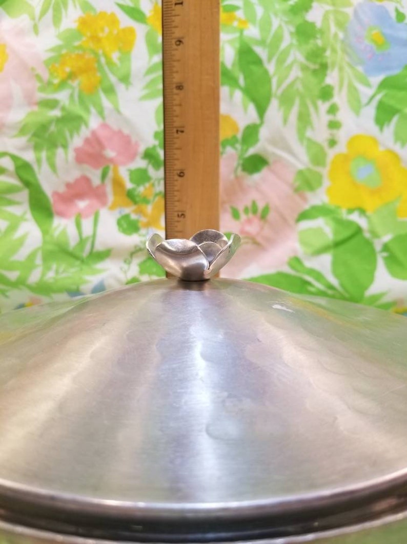 Vintage everlast forged Aluminum casserole dish holder with lid and glass pyrex dish 023 1 12 QT round with flower lid top handle