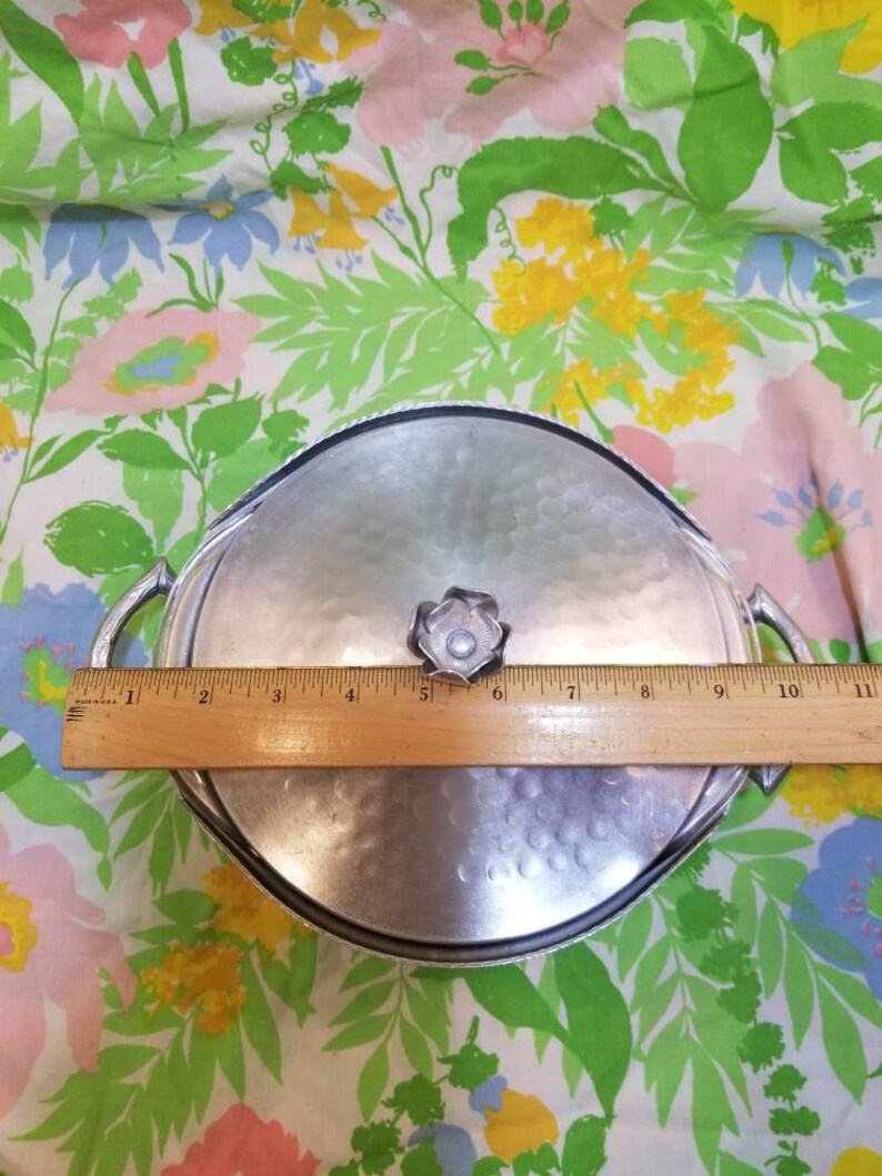 Vintage everlast forged Aluminum casserole dish holder with lid and glass pyrex dish 023 1 12 QT round with flower lid top handle