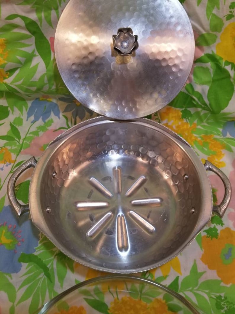 Vintage everlast forged Aluminum casserole dish holder with lid and glass pyrex dish 023 1 12 QT round with flower lid top handle
