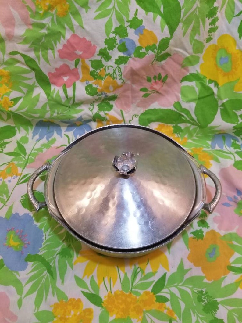 Vintage everlast forged Aluminum casserole dish holder with lid and glass pyrex dish 023 1 12 QT round with flower lid top handle