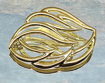Broche Vintage Signée Monet En Métal Doré Ajouré - Modèle Rond élégant - Parfait état - Occasion