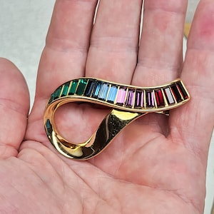 Swarovski Rainbow Crystal Broche, SAL Gold Tone Ribbon Crystal Broche, Swarovski Crystal Designer Sieraden