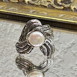 Vintage Sterling Silver Pearl Flower Ring, Baroque Pearl Solitaire Blooming Flower Ring, Signed Artisan Ring 925 Vintage Jewelry