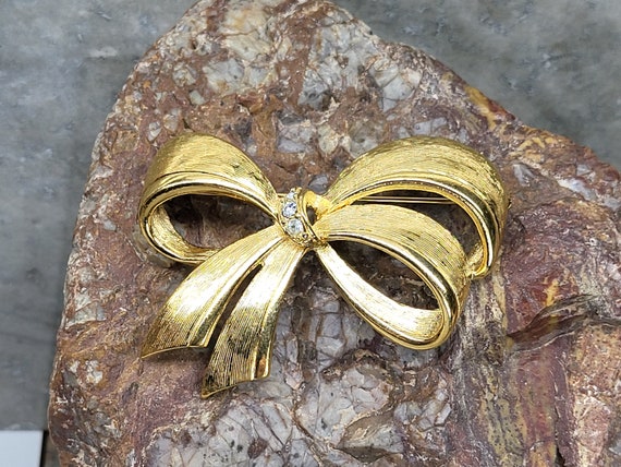 Vintage Avon Bow Brooch, Gold Tone Bow, Golden Bo… - image 1