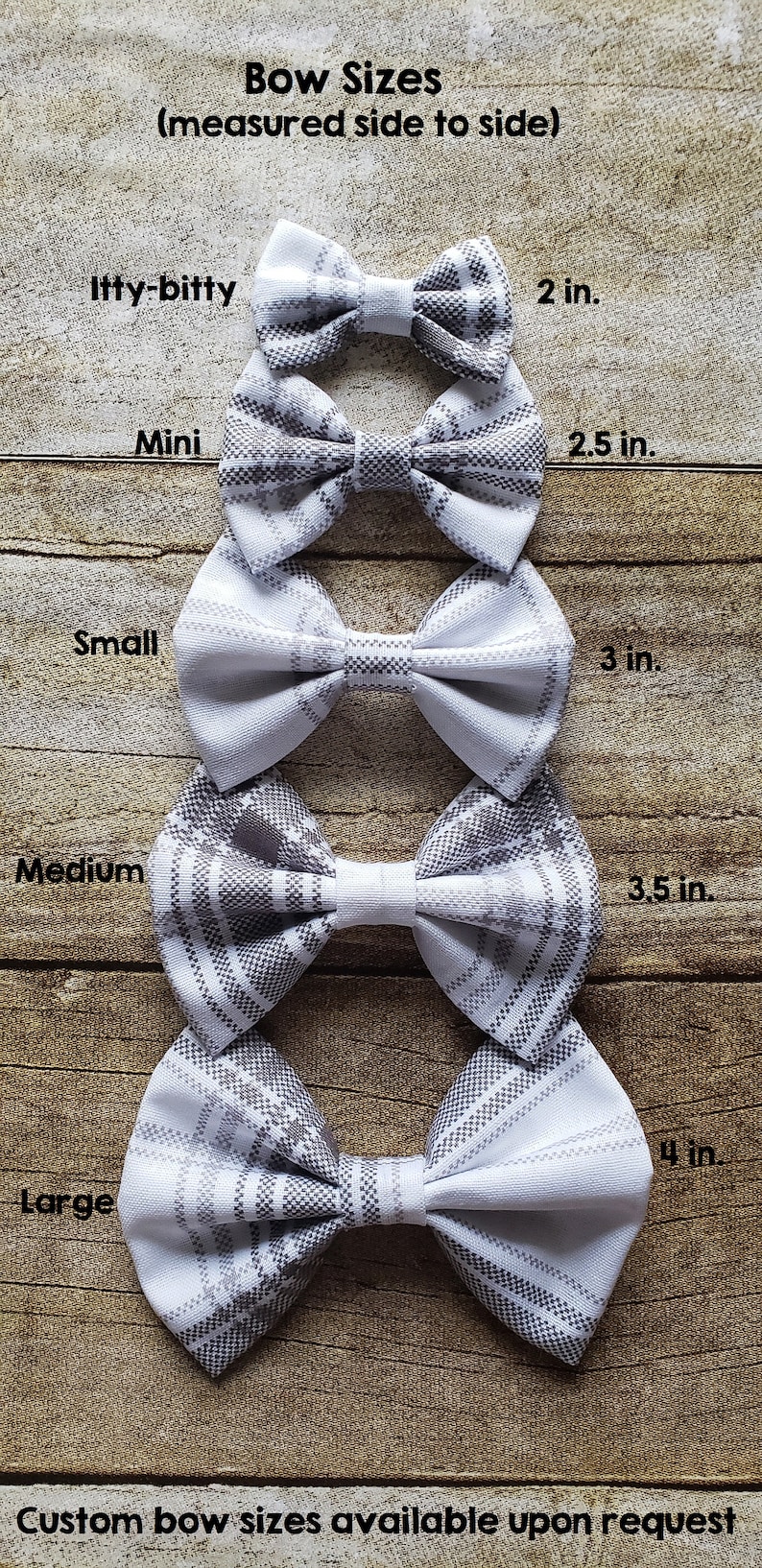 Puede incluir: Exhibici&oacute;n de cinco lazos de tela a cuadros de varios tama&ntilde;os, desde Itty-bitty (5 cm) hasta Large (10 cm). Los lazos son blancos con patrones de cuadros grises. El texto indica los tama&ntilde;os y que hay tama&ntilde;os personalizados.