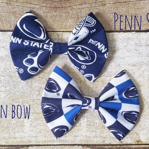 Puede incluir: Dos lazos de tela para el pelo con tem&aacute;tica de Penn State. Un lazo presenta un fondo azul marino con huellas de patas blancas y las palabras "Penn State". El otro lazo tiene un patr&oacute;n de tablero de ajedrez azul y blanco con el logotipo de Penn State. Las palabras "Penn State Bow" y "Nittany Lion Bow" est&aacute;n escritas en la imagen.