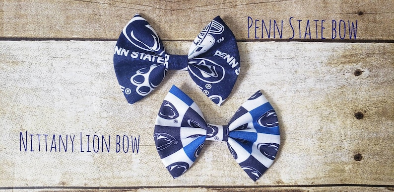 Puede incluir: Dos lazos de tela para el pelo con tem&aacute;tica de Penn State. Un lazo presenta un fondo azul marino con huellas de patas blancas y las palabras "Penn State". El otro lazo tiene un patr&oacute;n de tablero de ajedrez azul y blanco con el logotipo de Penn State. Las palabras "Penn State Bow" y "Nittany Lion Bow" est&aacute;n escritas en la imagen.