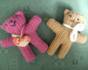 Kleiner Häkelteddy, der von mir mit Liebe zum Detail gefertigt wurde. Unikat Handarbeit Geschenk Kind Baby besonders häkeln einzigartig