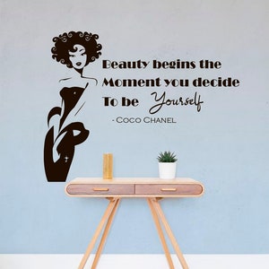 Coco Chanel citazione decal parete, decalcomanie Beauty Salon, decalcomania di moda