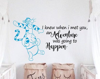 Vinilo decorativo de pared de Winnie the Pooh y el Tigre, pegatina con cita de aventuras.