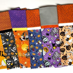 Könnte beinhalten: Eine Sammlung von Halloween-Kissenbezügen in verschiedenen Farben und Mustern. Designs umfassen Katzen, Kürbisse, Geister, Hexen und Zeichentrickfiguren. Die Kissenbezüge haben einen kontrastierenden oberen und unteren Stoff, mit Farben wie Schwarz, Orange, Grün und Lila.
