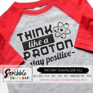 Pense como um próton, mantenha-se positivo SVG Ciência engraçada SVG silhueta cricut svg química ciência escola nerd humor professor para impressão ferro em