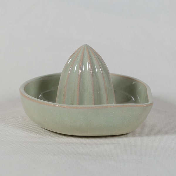Handgefertigte Zitruspresse aus Keramik – Pfefferminze