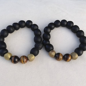 Opak schwarz Recycling Glas Perlen Armband mit Wunde Messing und Tigerauge Perlen