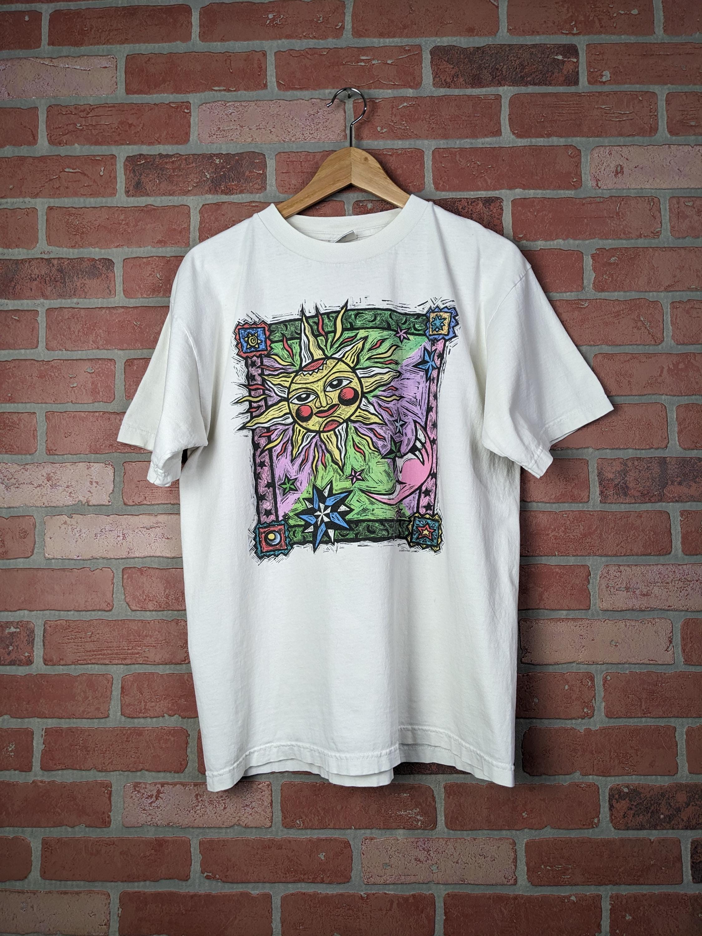 ☆韓国の人気☆【SATUR】☆Sun Retro Graphic T-Shirt.s