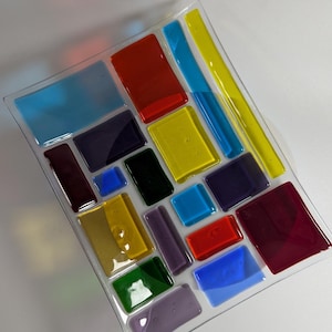 Plato de vitral multicolor en tonos joya, diseño moderno, hecho a mano, decoración contemporánea original, clásico, vidrio artístico canadiense.