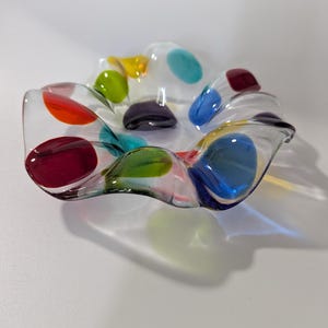 Decoratieve kom van gesmolten glas, kleurrijke vrolijke kom met stippen, origineel ontwerp, handgemaakt in Canada, regenboogkleuren, snackschaal feestdecor